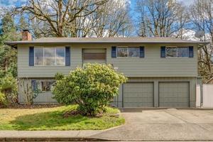 photo 1 of 7000 Oakridge Dr Gladstone, OR 97027