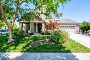 photo 1 of 560 E Cambridge Dr, Reedley, CA 93654