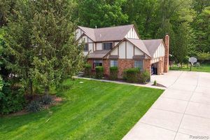 photo 1 of 5373 Woodrun Dr, West Bloomfield, MI 48323