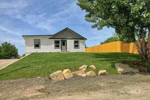 photo 1 of 1001 N B St, Parma, ID 83660