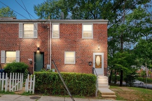 photo 1 of 2952 Sycamore St, Alexandria, VA 22305