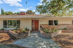 photo 1 of 375 W 8th St, Davis, CA 95616