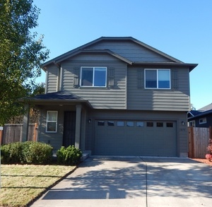 photo 1 of 1073 S 1st St, Cottage Grove, OR 97424
