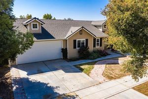 photo 1 of 359 E Huntsman Ave, Reedley, CA 93654