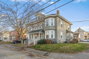 photo 1 of 93 Taylor St UNIT 4, Waltham, MA 02453