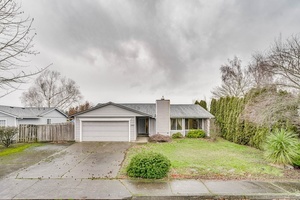 photo 1 of 1281 Greenview Dr, Woodburn, OR 97071