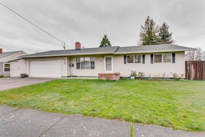 photo 1 of 370 S 7th St, Lebanon, OR 97355