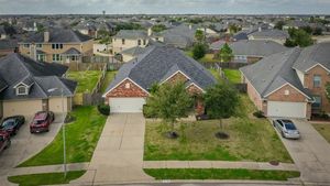 photo 1 of 906 Aqua Vista Ln, Rosenberg, TX 77469