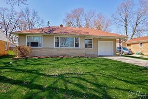 photo 1 of 4312 Crestwood St, McHenry, IL 60050