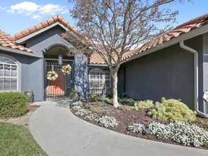 photo 1 of 128 E Chestnut Ct, Visalia, CA 93277