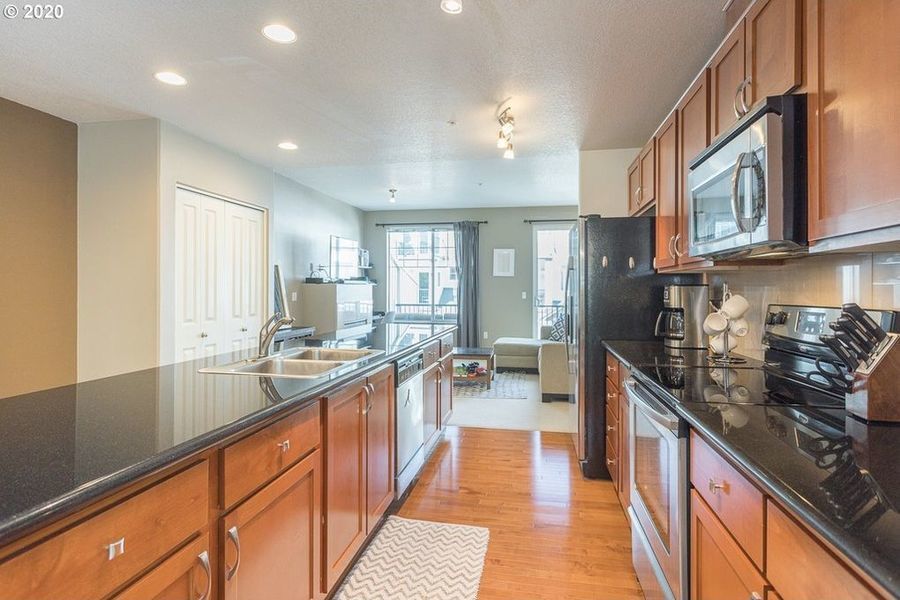 585 NW Lost Springs Ter Unit 103, Portland, OR 97229 MondoFlyers real