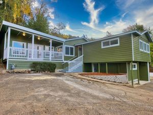 photo 1 of 735 SE Fisher Dr, Roseburg, OR 97470