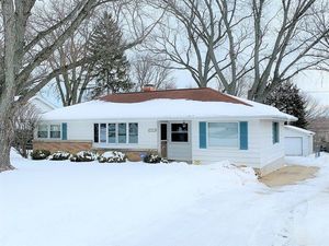 photo 1 of 4213 Ponca St, McHenry, IL 60050