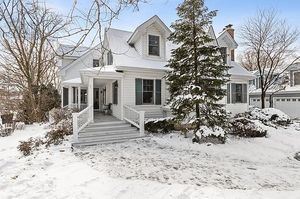 photo 1 of 11323 Hiawatha Ln, Indian Head Park, IL 60525