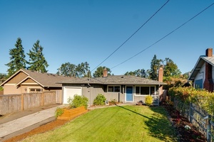 photo 1 of 620 E Dartmouth St, Gladstone, OR 97027