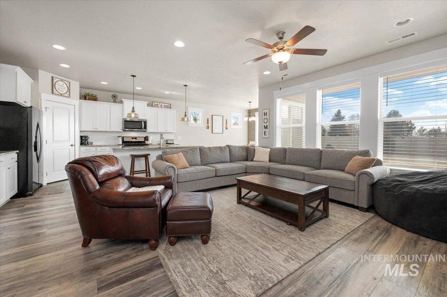 4126 S Lava Springs Loop, Nampa, ID 83686 MondoFlyers real estate flyer