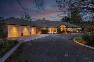photo 1 of 21797 SW Oak Hill Ln, Tualatin, OR 97062