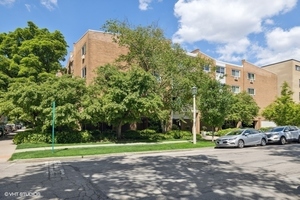 photo 1 of 203 N Kenilworth Ave Unit 2G, Oak Park, IL 60302