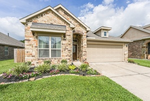 photo 1 of 6719 Hunters Way Ln, Baytown, TX 77521