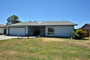 photo 1 of 431 W Glendale Ave, Lemoore, CA 93245