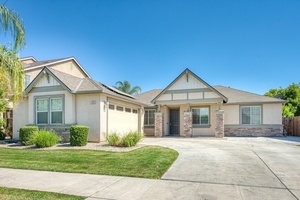 photo 1 of 1486 Azalea St, Kingsburg, CA  93631