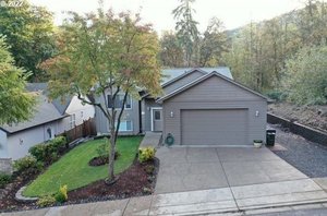 photo 1 of 1173 S 68th St, Springfield, OR 97478